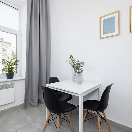 1-Bedroom Apartment - 65 Dluga Street كراكوفيا المظهر الخارجي الصورة